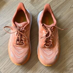 HOKA arahi 6 women’s shoes. Size 8B. Color Sunbaked